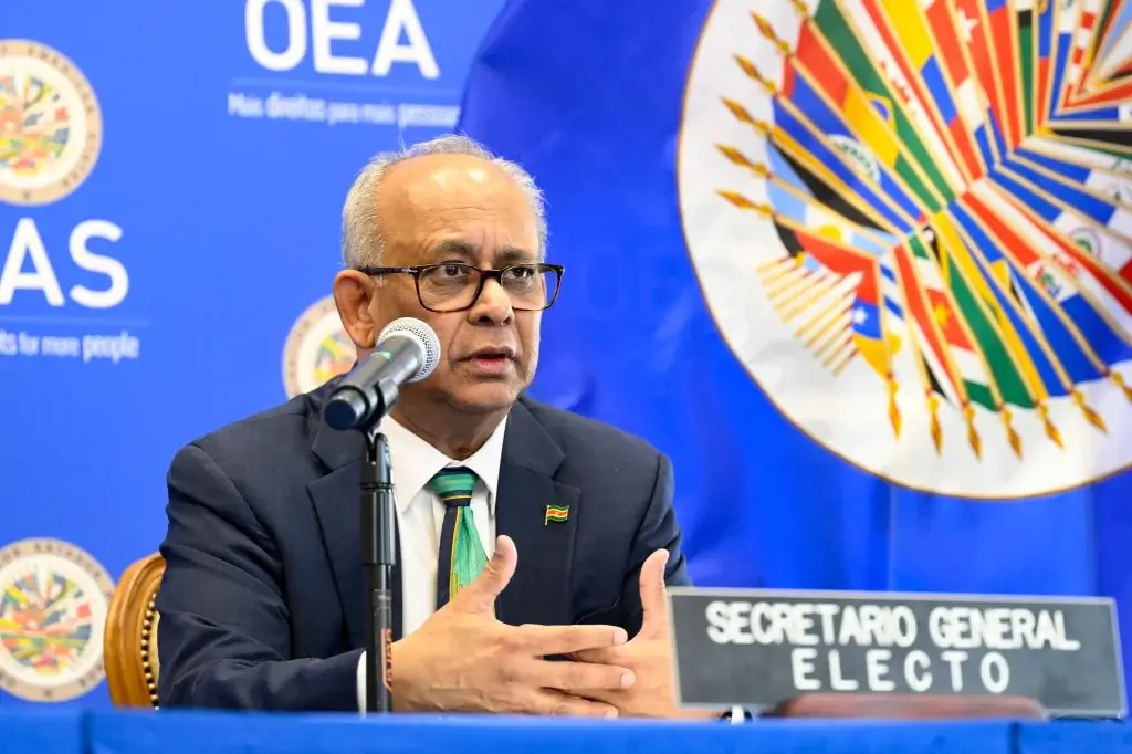 Albert Ramdin Eleito Oficial