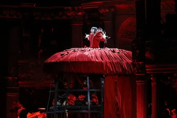Lady Gaga Saia Vermelha