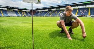 Manutenção do gramado no Estádio de Ajax Amsterdam